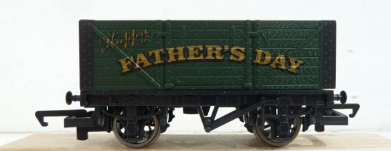 Hornby R6671 Father's Day Wagon