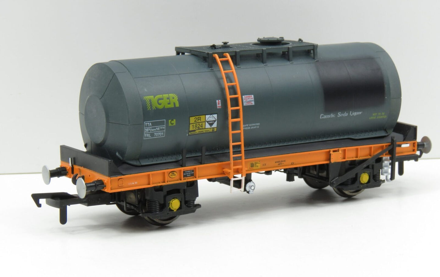 Revolution UA-001, TUA TU013A 51ton Caustic Soda Tank Wagon, Tiger - ICI logo Blacked out - 70701 - Chester Model Centre